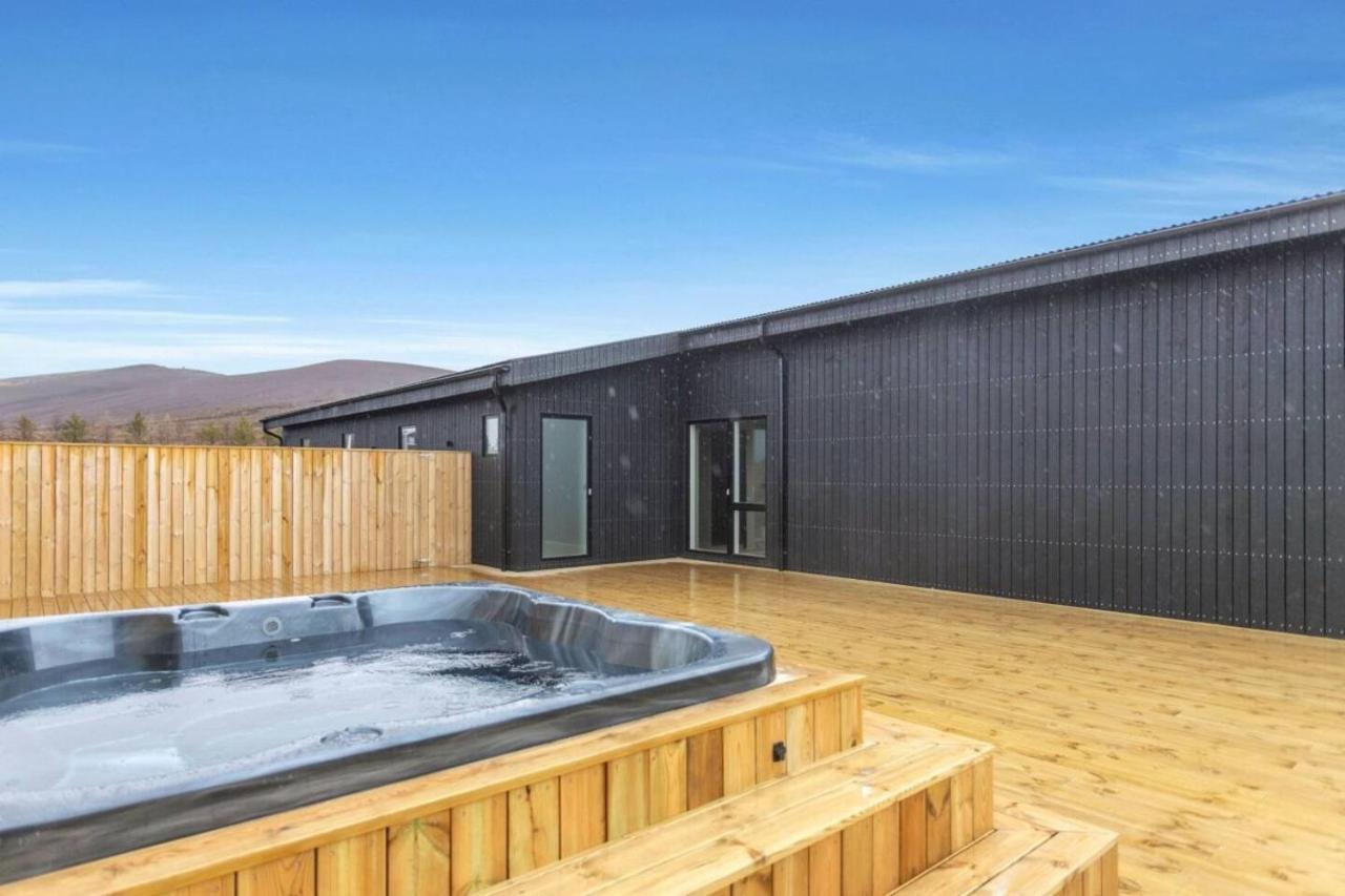 Luxury Log Home With A Hot Tub Селфос Екстериор снимка