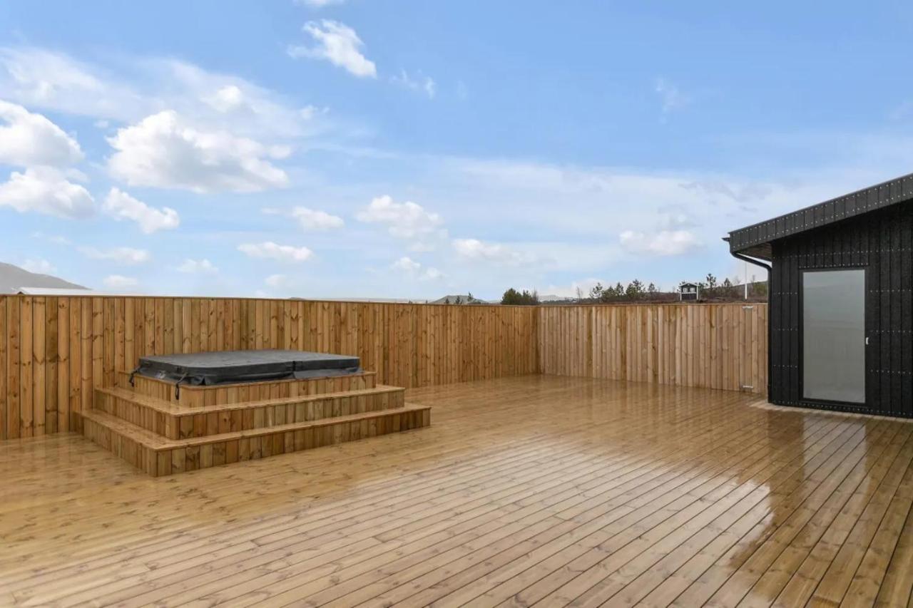 Luxury Log Home With A Hot Tub Селфос Екстериор снимка