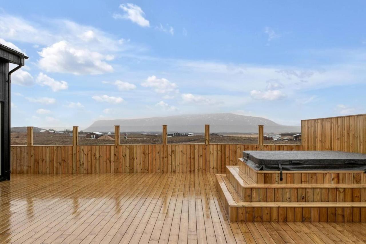 Luxury Log Home With A Hot Tub Селфос Екстериор снимка
